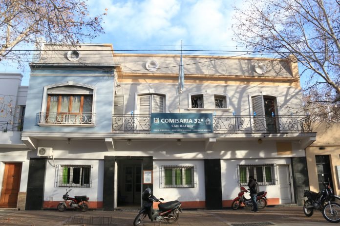 Un-preso-escapó-de-la-Comisaría-32ª-y-se-investiga-a-los-policías-que-debían-cuidarlo-696x464