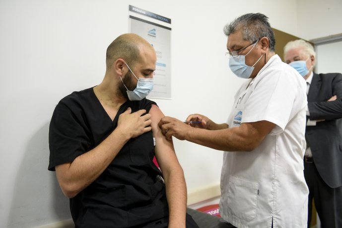 el-medico-francisco-traverso-uno-los-primeros-aplicarse-la-vacuna-sputnik-v (1)