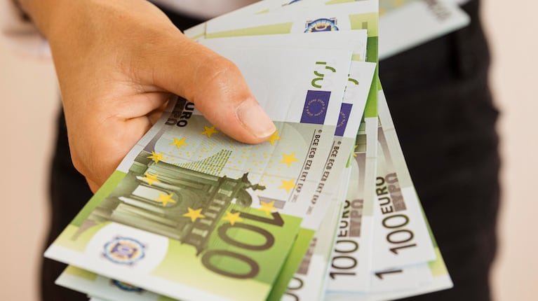 euro-hoy-y-euro-blue-a-cuanto-cotizan-este-miercoles-3-de-septiembre-foto-freepik-I4D3ABBGFFAY5JAAXUY3L6XMOA